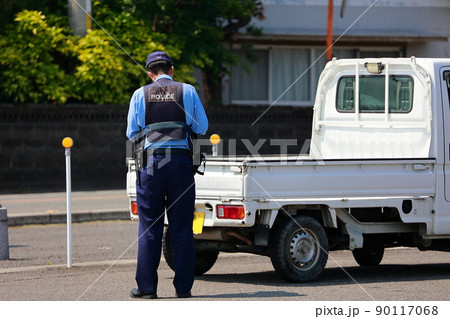 取締を行う警察官 スピード違反 取締を行う警察官 スピード違反 90117068