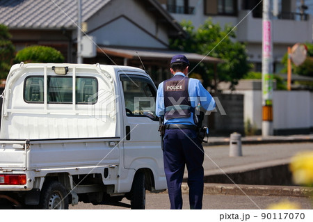 取締を行う警察官　スピード違反 90117070