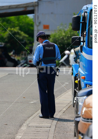 取締を行う警察官　スピード違反 90117073