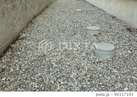 防犯のため庭に砂利を敷く 防犯のため庭に砂利を敷く 90117103