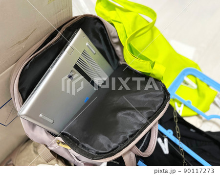 散らかった部屋に置いたバッグに入ったノートパソコン 散らかった部屋に置いたバッグに入ったノートパソコン 90117273