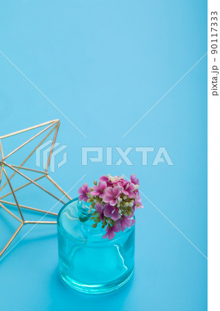 水色の背景におかれたフラワーベース vase 水色の背景におかれたフラワーベース vase 90117333