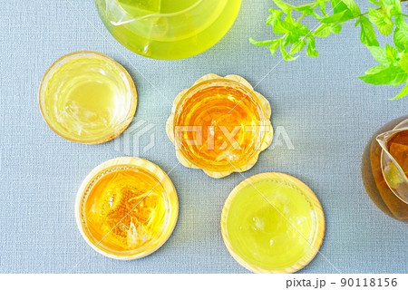 夏の冷茶　俯瞰（水出しほうじ茶と水出し煎茶） 90118156