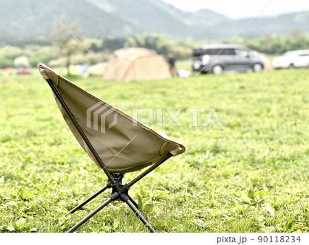 キャンプ場に置いたアウトドアチェア 90118234