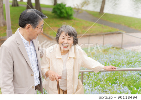 階段の昇り降り　シニア夫婦 90118494