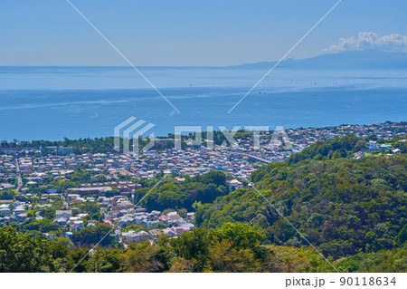 神奈川県平塚市の湘南平展望台から南側の大磯町を見る 90118634