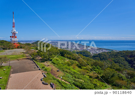 神奈川県平塚市の湘南平展望台からテレビ塔と東側の街並みを見る 神奈川県平塚市の湘南平展望台からテレビ塔と東側の街並みを見る 90118640