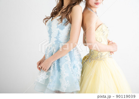 ミニドレスを着た女性　mini dress	 90119039
