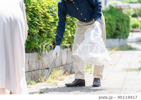 ボランティアでゴミ拾いをする人々(清掃・掃除・社会貢献) ボランティアでゴミ拾いをする人々(清掃・掃除・社会貢献) 90119917