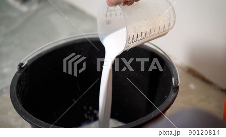 The construction primer is diluted with water. The primer is diluted with water. The primer is diluted with water using a flask. Priming the floor. The construction primer is diluted with water. The primer is diluted with water. The primer is diluted with water using a flask. Priming the floor. 90120814