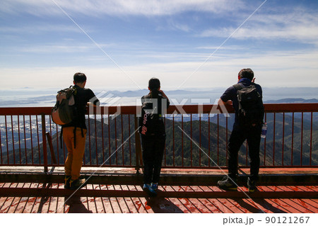 景色を眺める人物の後ろ姿 景色を眺める人物の後ろ姿 90121267