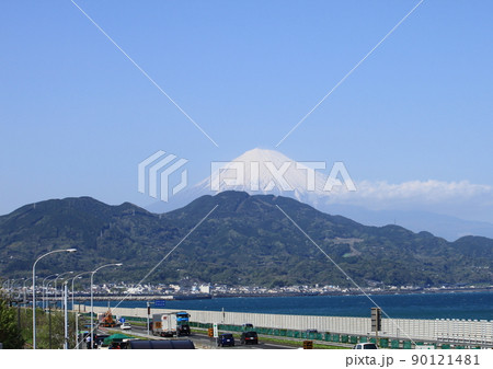 東名高速道路由比PAから見た駿河湾越しの富士山 90121481