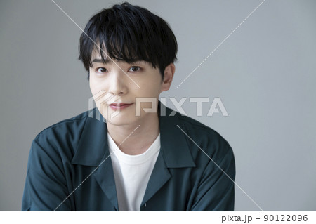 メイクをした若い男性　メンズメイク　イメージ 90122096