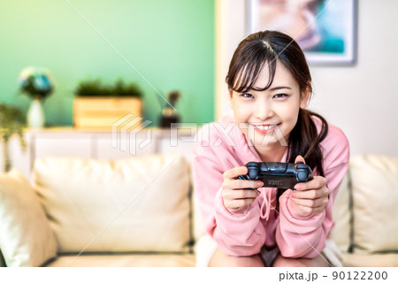 オンラインゲームをする若い女性 90122200