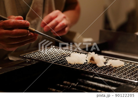 和食の職人のあぶり焼きのシーン 90122205