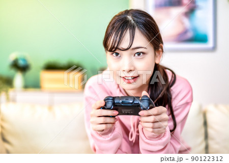 オンラインゲームをする若い女性 90122312