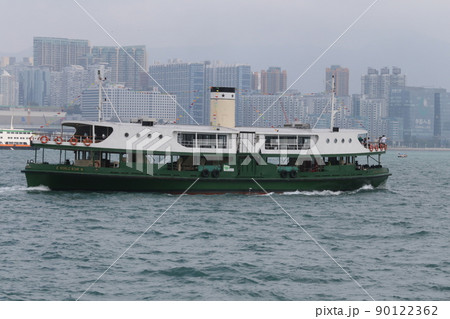 ホンコンのビクトリア湾を航行するスターフェリー 90122362