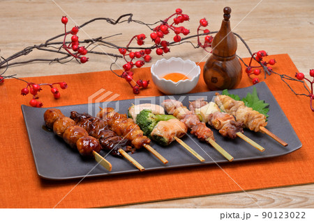 焼き鳥、やきとり、焼鳥、ヤキトリ、焼き鶏、串盛りイメージ。月見卵を添えて。 焼き鳥、やきとり、焼鳥、ヤキトリ、焼き鶏、串盛りイメージ。月見卵を添えて。 90123022