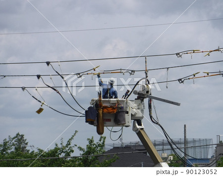 無停電工法で電気工事中 90123052
