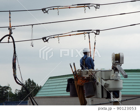 無停電工法で電気工事中 無停電工法で電気工事中 90123053