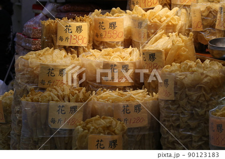 香港・徳輔道西の乾物店で売られる魚の浮袋。とても高価で「魚胆}と呼ばれる高価な中華食材 香港・徳輔道西の乾物店で売られる魚の浮袋。とても高価で「魚胆}と呼ばれる高価な中華食材 90123183