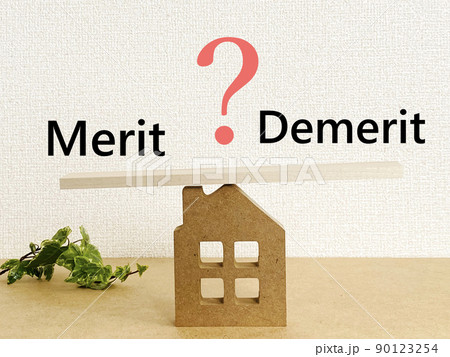 家小物の上の天秤棒とMeritとDemeritの文字 90123254