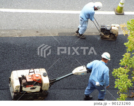 歩道の舗装を補修しています 90123260