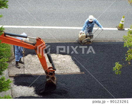 歩道の舗装を補修しています 90123261