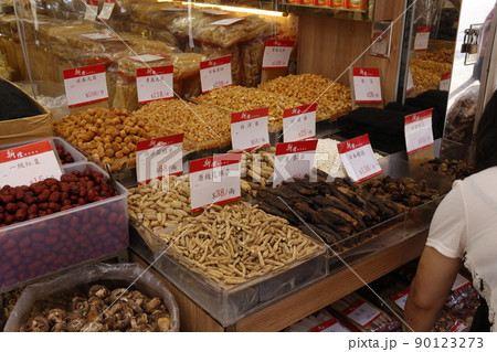 香港・徳輔道西の干し貝柱、塩干し魚などを売る店。何の料理に使うのか分からないものもある 香港・徳輔道西の干し貝柱、塩干し魚などを売る店。何の料理に使うのか分からないものもある 90123273