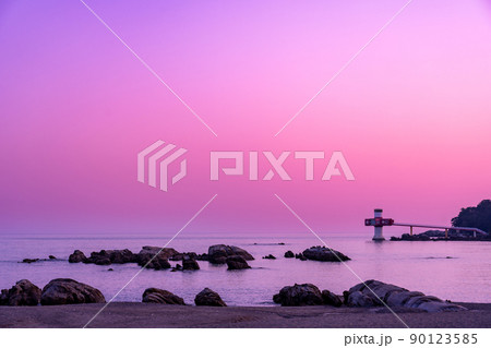 高知県土佐清水市　竜串海岸東側の桜浜と呼ばれる砂浜の夕景 90123585