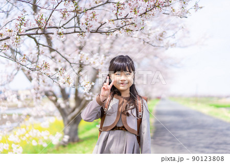 桜の木の下でピースをする女の子 桜の木の下でピースをする女の子 90123808