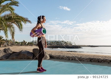 Beautiful sporty woman ready to exercise in front of the beach. 90124725
