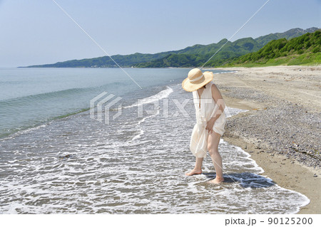 初夏の北海道八雲町熊石の砂浜で女性のポートレートを撮影 初夏の北海道八雲町熊石の砂浜で女性のポートレートを撮影 90125200