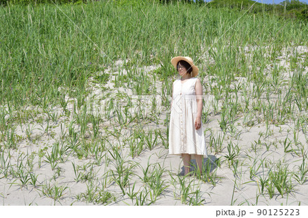 初夏の北海道八雲町熊石の砂浜で女性のポートレートを撮影 初夏の北海道八雲町熊石の砂浜で女性のポートレートを撮影 90125223