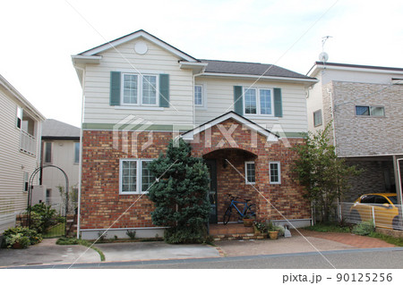 レンガ張りと木板張りの落ち着いた雰囲気でかわいく美しい憧れの素敵なビクトリアンスタイルの邸宅 90125256