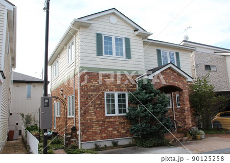 レンガ張りと木板張りの落ち着いた雰囲気でかわいく美しい憧れの素敵なビクトリアンスタイルの邸宅 90125258