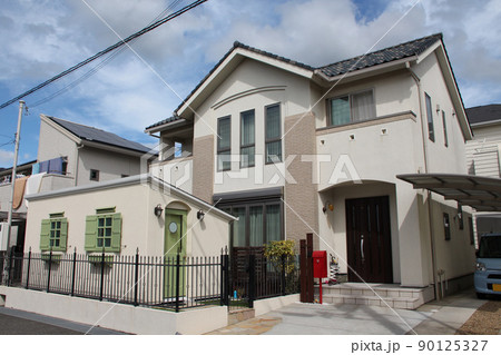 かわいいタイニーハウスがあるシンメトリーのヨーロピアン風の美しくオシャレでかわいい憧れの素敵な邸宅 90125327