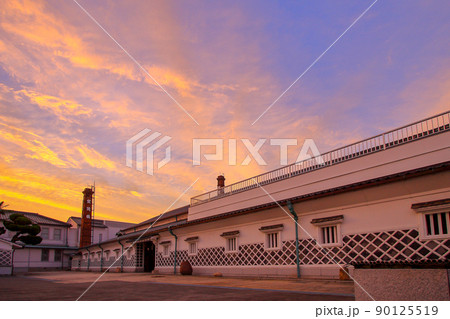 夕暮れ時の西条酒蔵通りの酒蔵 90125519