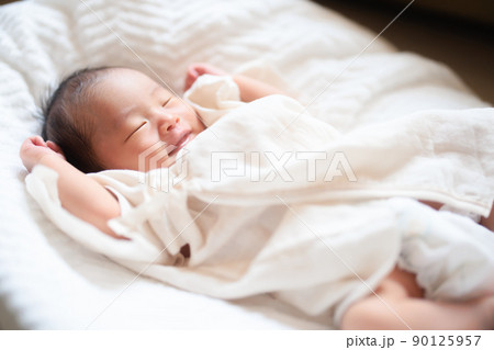 寝ながら笑う生後10日の赤ちゃん 新生児微笑　えな笑い　天使の微笑み 90125957