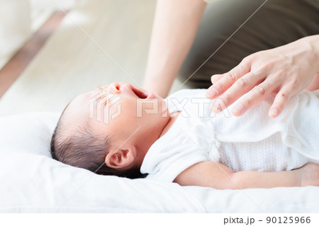 昼寝　赤ちゃんの寝かしつけ　あくび　ねんね　お腹トントン　生後22日 90125966