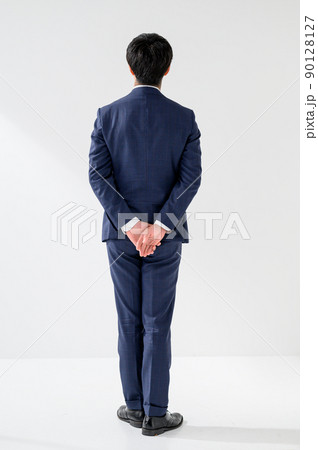 スーツ姿で後ろ向きのビジネスマン男性 スーツ姿で後ろ向きのビジネスマン男性 90128127