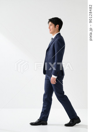 笑顔で横向きのビジネスマン男性 90128482
