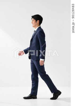 笑顔で横向きのビジネスマン男性 笑顔で横向きのビジネスマン男性 90128483