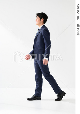 笑顔で横向きのビジネスマン男性 90128485