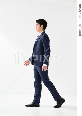 笑顔で横向きのビジネスマン男性 90128486