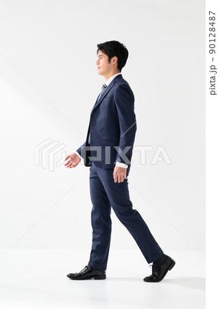 笑顔で横向きのビジネスマン男性 90128487