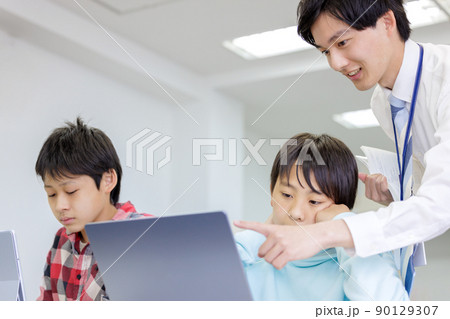 学習塾で勉強する小学生の男の子 学習塾で勉強する小学生の男の子 90129307