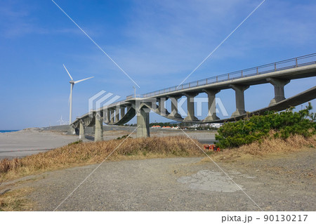遠州灘を見渡す菊川河口の潮騒橋（静岡県掛川市） 90130217