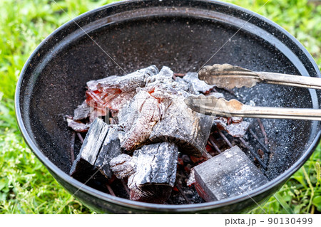 BBQで炭火をおこす 90130499