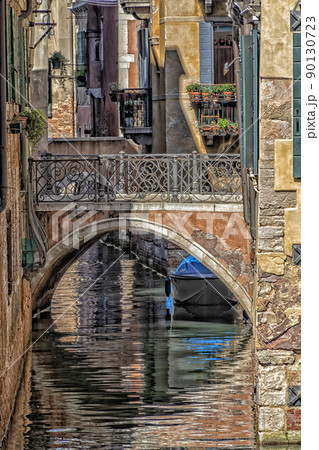 Venice bridge canal hous view vertical landscape 90130723